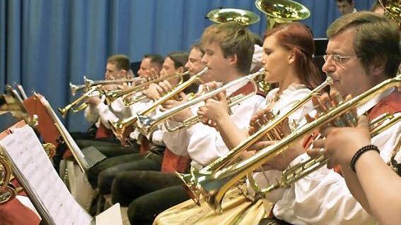 Die Flügelhörner und Trompeten füllen eine ganze Reihe aus. Von links: Johannes Renk, Frank Hauck, Ralf Müller, Jürgen Müller, Max Hollendonner, Carolin Kremer, Reinhold Merkl und Maria Wrobel. Unter anderem diese Musiker begeisterten beim Osterkonzert. Fotos: Susanne Deuerling