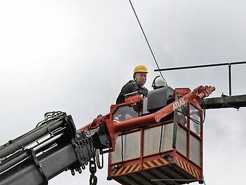 Ein Katamaran hat mit seinem Mast eine Stromleitung am Altmain-See in Ebensfeld beschädigt. Der Mast auf dem Campingplatz wurde am Freitag repariert und eine neue Leitung zum rund 220 Meter entfernten Masten Richtung Unterbrunn gezogen. Fotos: Thomas Heuchling/Steffen Lutz