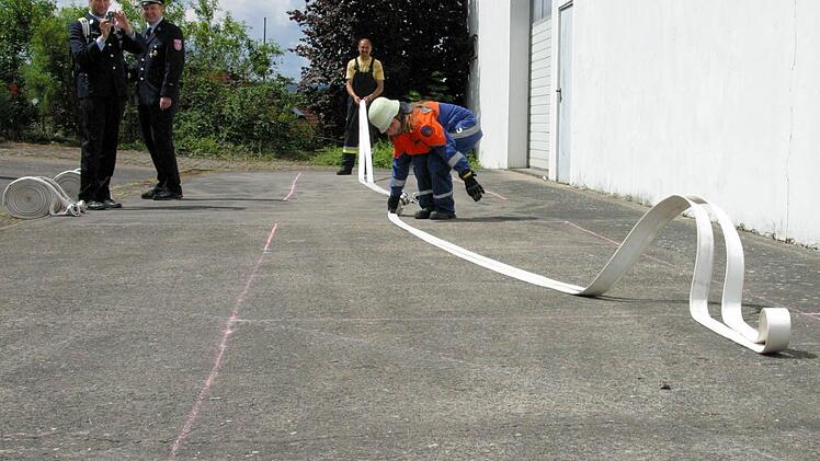 Auch beim Auswerfen eines doppelt gerollten C-Schlauches zeigte Luisa Muther (Bad Rodach) eine gute Leistung. Da der Schlauch innerhalb der Markierung blieb, erreichte sie null Fehlerpunkte. Foto: Bettina Knauth