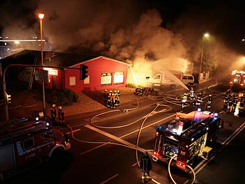 Insgesamt 150 Einsatzkräfte waren in der Nacht am Unglücksort, die Löscharbeiten dauerten bis zum nächsten Mittag.  Foto: Paul Ziegler