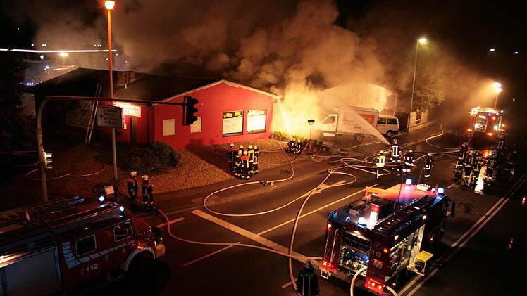 Insgesamt 150 Einsatzkräfte waren in der Nacht am Unglücksort, die Löscharbeiten dauerten bis zum nächsten Mittag.  Foto: Paul Ziegler