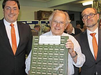 Das letzte offizielle Bild mit den beiden Bankvorständen: Bei der Eröffnung der Ausstellung über ein Raiffeisen-Jubiläum im Heimatmuseum waren die beiden Vorstände Christian Senff (links) und Norbert Knorr (rechts) im August noch froh gelaunt vereint, als sie mit Museumsleiter Ingo Hafenecker einen alten Wirtshaus-Sparkasten präsentierten. Archivfoto: Ralf Kestel