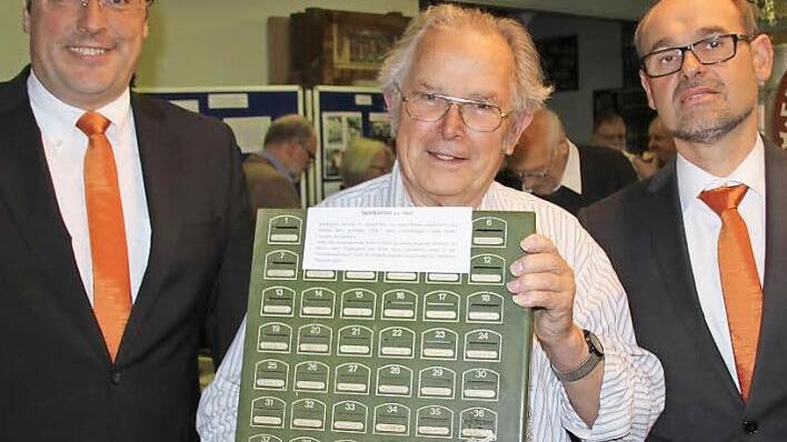 Das letzte offizielle Bild mit den beiden Bankvorständen: Bei der Eröffnung der Ausstellung über ein Raiffeisen-Jubiläum im Heimatmuseum waren die beiden Vorstände Christian Senff (links) und Norbert Knorr (rechts) im August noch froh gelaunt vereint, als sie mit Museumsleiter Ingo Hafenecker einen alten Wirtshaus-Sparkasten präsentierten. Archivfoto: Ralf Kestel