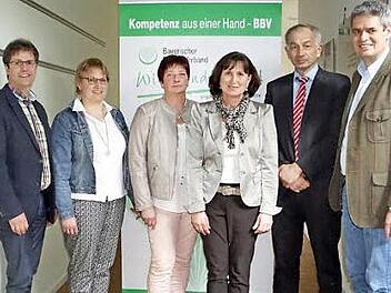 Margit Ziegler (dritte von links) wurde zur neuen Kreisbäuerin gewählt. Ihre Stellvertreterin ist Heike Schneider (Zweite von links). Es gratulierten Kreisobmann Mathias Klöffel (links), Kreisgeschäftsführer Michael Diestel (rechts) sowie Dr. Wilhelm Böhmer (Zweiter von rechts) und Bezirksbäuerin Astrid Baum.  Foto: Marion Eckert