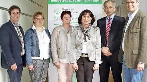 Margit Ziegler (dritte von links) wurde zur neuen Kreisbäuerin gewählt. Ihre Stellvertreterin ist Heike Schneider (Zweite von links). Es gratulierten Kreisobmann Mathias Klöffel (links), Kreisgeschäftsführer Michael Diestel (rechts) sowie Dr. Wilhelm Böhmer (Zweiter von rechts) und Bezirksbäuerin Astrid Baum.  Foto: Marion Eckert