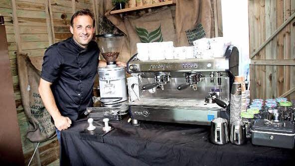 Heiko Dilger hat ein f&uuml;r eine Kerwa untypisches Angebot.  Foto: sae