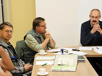 Forstdirektor Hubert Türich (links) und Forstamtsrat Bernhard Greiter (Mitte) erläuterten dem Rannunger Gemeinderat den Entwurf des Forstbetreibsplanes 2017, den der Gemeinderat einstimmig verabschiedete. Rechts Bürgermeister Fridolin Zehner. Foto: Dieter Britz