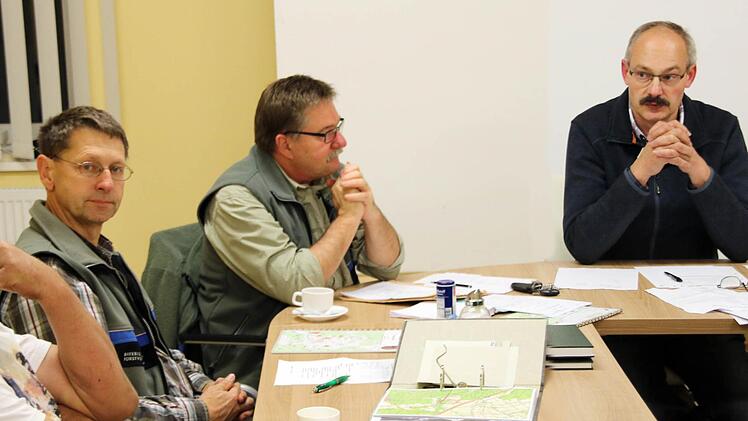 Forstdirektor Hubert Türich (links) und Forstamtsrat Bernhard Greiter (Mitte) erläuterten dem Rannunger Gemeinderat den Entwurf des Forstbetreibsplanes 2017, den der Gemeinderat einstimmig verabschiedete. Rechts Bürgermeister Fridolin Zehner. Foto: Dieter Britz