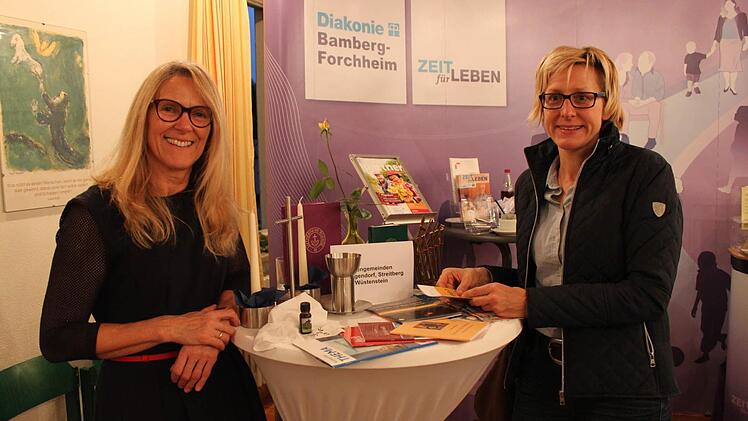 Pfarrerin Ulrike Werner zeigt die Utensilien für ein Abendmahl zu Hause. Foto: Carmen Schwind