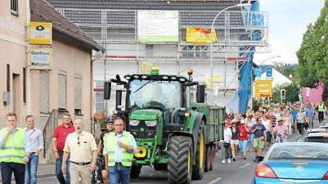 Angeführt von den Bürgermeistern Tobias Ehrlicher (Bad Rodach) und Sebastian Straubel (Lautertal) zogen die Demonstranten von Lautertal zur Lauterer Höhe.