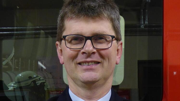 Zum Dank f&uuml;r 18 Jahre Vorstandsarbeit wurde dem scheidenden Kassenwart Gerd Schmitt ein Pr&auml;sentkorb &uuml;berreicht. Timo Hildmann
