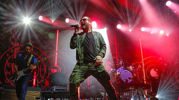 Ein Kraftpaket auf der Bühne: Rea Garvey rockte Schloss Eyrichshof vor 5000 begeisterten Besuchern.  Matthias Hoch