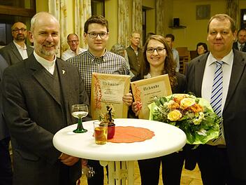 Mit einer Urkunde und einem Präsent würdigte die Marktgemeinde beim Neujahrsempfang die Leistungen von Lisa Pfülb und Mario Gerlach. Es gratulierten Bürgermeister Bernold Martin (rechts) und Pfarrer Armin Haas (links).  Foto: Oswald Türbl