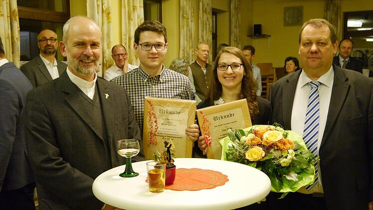 Mit einer Urkunde und einem Präsent würdigte die Marktgemeinde beim Neujahrsempfang die Leistungen von Lisa Pfülb und Mario Gerlach. Es gratulierten Bürgermeister Bernold Martin (rechts) und Pfarrer Armin Haas (links).  Foto: Oswald Türbl