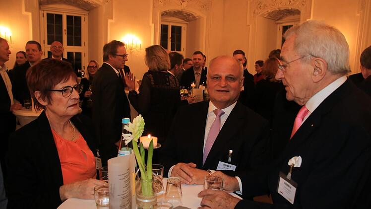 Der frühere Baur-Geschäftsführer Albert Klein (Mitte) im Gespräch mit  Udo Möhrstedt, dem Geschäftsführer der Staffelsteiner IBC-Solar AG. Foto: Matthias Einwag