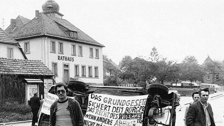 Die Bürger errichteten Barrieren, um ihr Rathaus zu verteidigen. Archiv