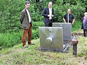 Um 125 000 Euro kommt die Sanierung des Tiefbrunnen I teurer als ursprünglich vom zuständigen Büro berechnet. Die Marktgemeinde hofft nun darauf, dass diese Mehrkosten im Rahmen der RZWas gefördert werden. Im Bild: Die Mitglieder des Bauausschusses mit Bürgermeister Bernd Rebhan bei der Besichtigung im Sommer 2020.