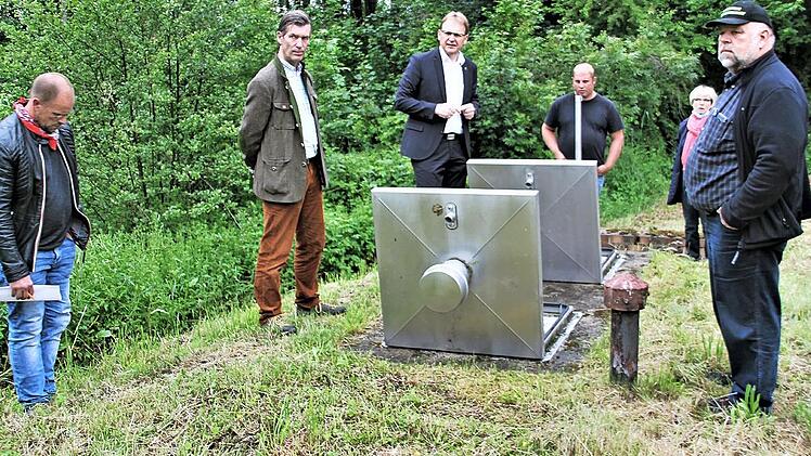 Um 125 000 Euro kommt die Sanierung des Tiefbrunnen I teurer als ursprünglich vom zuständigen Büro berechnet. Die Marktgemeinde hofft nun darauf, dass diese Mehrkosten im Rahmen der RZWas gefördert werden. Im Bild: Die Mitglieder des Bauausschusses mit Bürgermeister Bernd Rebhan bei der Besichtigung im Sommer 2020.