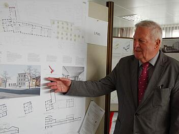 Zweiter Bürgermeister Jürgen Petrauzki erklärt, wie die Neugestaltung des Patzschke-Areals nach den Vorstellungen eines der Wettbewerber aussehen könnte. Fotos: Rainer Lutz