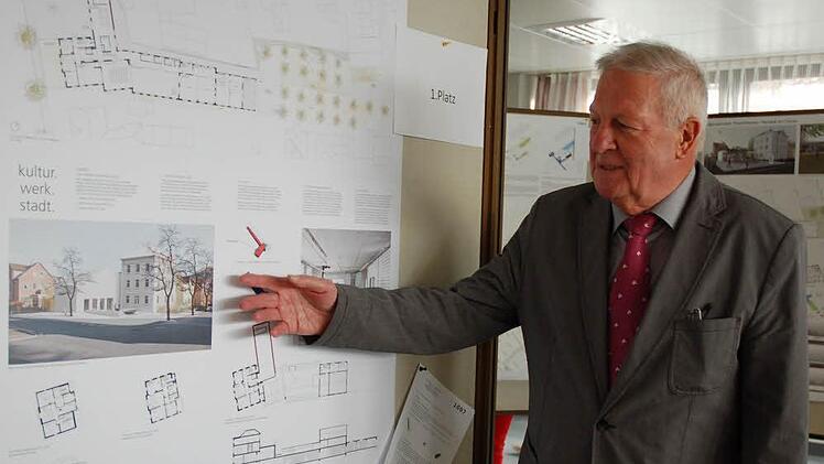 Zweiter Bürgermeister Jürgen Petrauzki erklärt, wie die Neugestaltung des Patzschke-Areals nach den Vorstellungen eines der Wettbewerber aussehen könnte. Fotos: Rainer Lutz