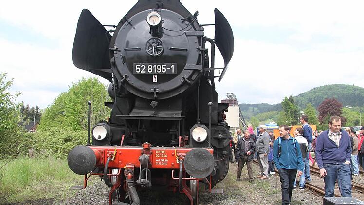 Die alte Lok des Typs 52 8195 stammt aus dem Jahr 1943 und bringt 136 Tonnen auf die Waage: Sie ist 23 Meter lang, bringt es auf 1650 PS und schafft eine Höchstgeschwindigkeit von bis zu 80 Stundenkilometern. Die Lok war bis 1993 im Bahnbetriebswerk Zittau beheimatet.