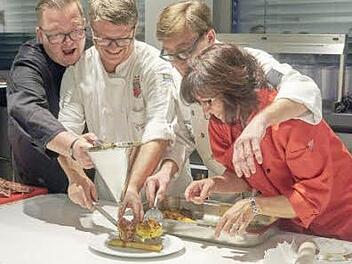 Haben f&uuml;r wahre Gaumenfreuden gesorgt: die Spitzenk&ouml;che J&ouml;rn Weinert, Udo Br&auml;unig, Hansi Pe&szlig;ler und Claudia Oppelt  Foto: p