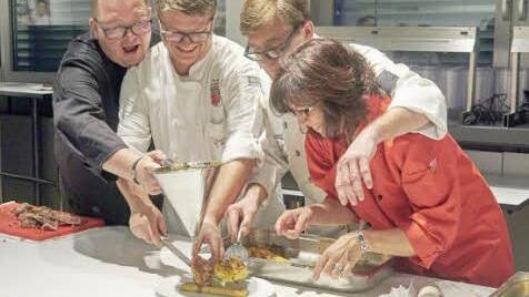 Haben f&uuml;r wahre Gaumenfreuden gesorgt: die Spitzenk&ouml;che J&ouml;rn Weinert, Udo Br&auml;unig, Hansi Pe&szlig;ler und Claudia Oppelt  Foto: p