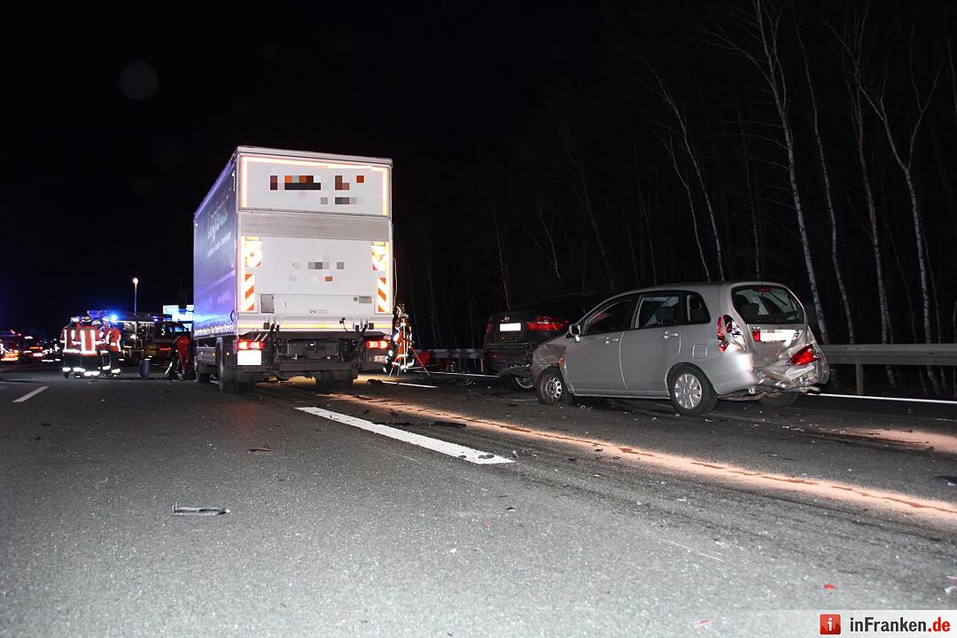 Lkw kracht auf A6 bei Nürnberg auf Stauende