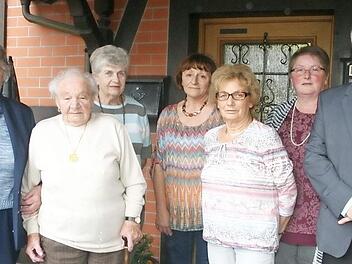Auf langjährige Mitglieder kann der VdK-Ortsverband Lautergrund zählen. Ihnen wurde im Rahmen der Hauptversammlung Dank und Respekt ausgesprochen (von links): Hannelore Schmidt, Erika Apel, Zweite Vorsitzende Ingrid Denninger, Ljljana Husic, Anneliese Muther, Karin Klein, Vorsitzender Klaus Blumberg  Foto: Martin Rebhan