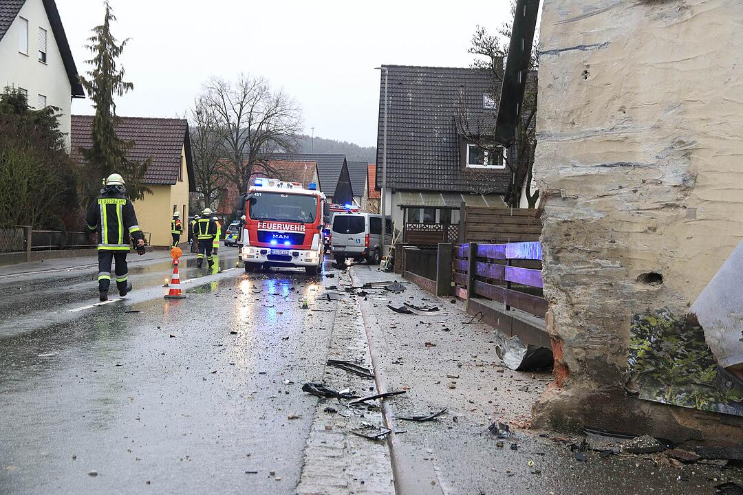 Schwerer Unfall im Kreis Forchheim: Kleintransporter reißt Hausecke ab