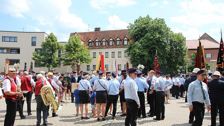 Am Paradeplatz versammelten sich die Feuerwehrleute und Musikkapellen. Foto: Ronald Heck