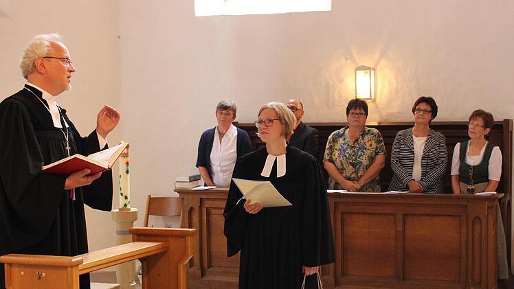 Dekan Hans-Martin Lechner (links) bei der Einführung der neuen Pfarrerin Kathrin Seeliger   Foto: Evi Seeger