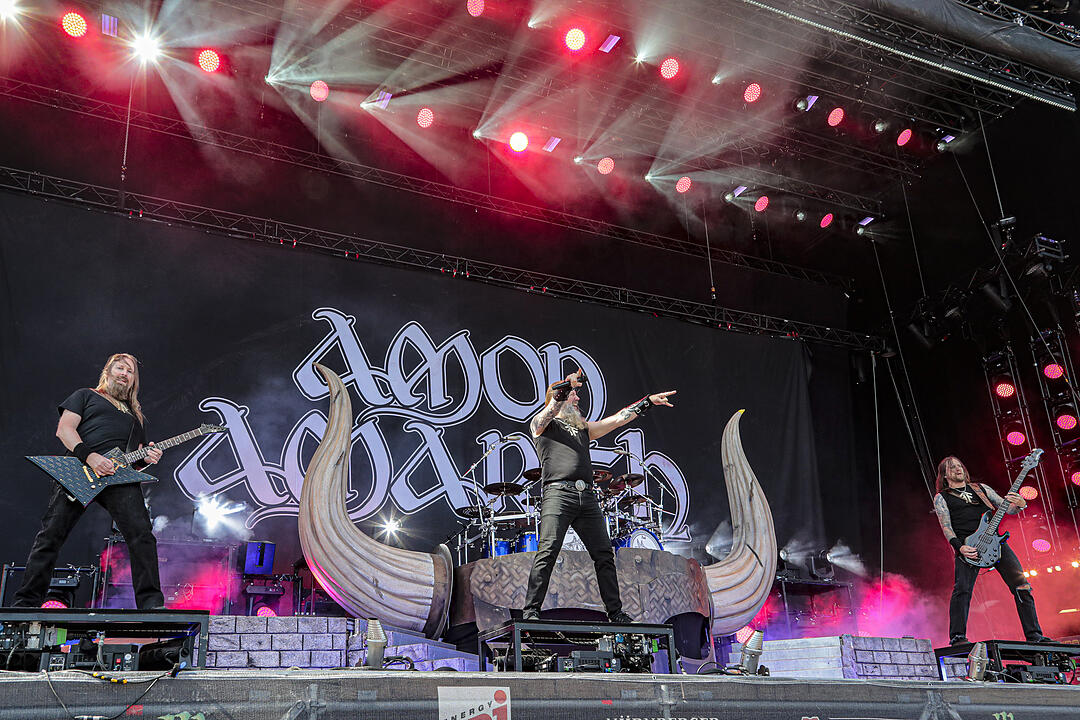 Amon Amarth bei Rock im Park 2019: Ganz viel Metal und Feuer bringt die Fans zum Durchdrehen