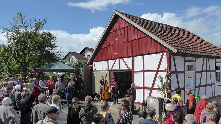 Die Kunstwoche in Kleinsassen findet vom 11.-18. August, jeweils von  11-18 Uhr statt und wird am Sonntag, den 11. August um 14 Uhr offiziell  eröffnet.  Sabine Massel/Malerdorf Kleinsassen e.V.