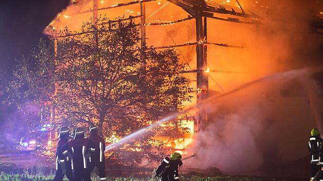 Bei einem Feuer nahe Pleinfeld ist am Mittwochabend eine Scheune vollständig niedergebrannt. Foto: NEWS5 / Goppelt