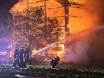 Bei einem Feuer nahe Pleinfeld ist am Mittwochabend eine Scheune vollständig niedergebrannt. Foto: NEWS5 / Goppelt