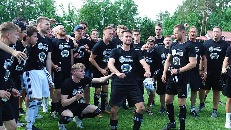 Mit dem 3:1-Sieg über die SG WMP Lauertal begannen die Freudentänze auf dem Weichtunger Sportplatz.  Foto: Thomas Sturm