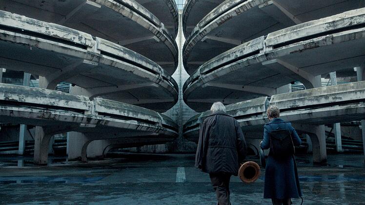 "Arcadia"  zeichnet ein äußerst düsteres Bild von der nahen Zukunft, in der Simon Simons (Ausonius Greidanus Sr) und Luz Hendriks (Lynn Van Royen) leben.