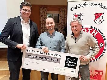 Vorsitzender Daniel Vonbrunn (von links), Fabio Turdi und Rudi Grie&szlig;er von &bdquo;K&uuml;che&Wohn Design&ldquo; bei der Spenden&uuml;bergabe.