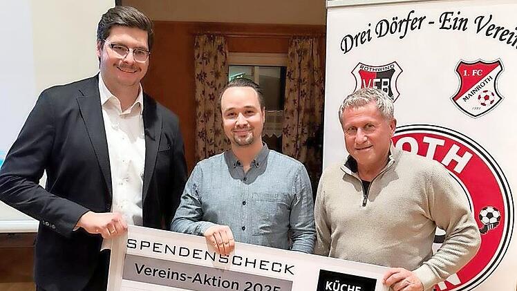 Vorsitzender Daniel Vonbrunn (von links), Fabio Turdi und Rudi Grie&szlig;er von &bdquo;K&uuml;che&Wohn Design&ldquo; bei der Spenden&uuml;bergabe.