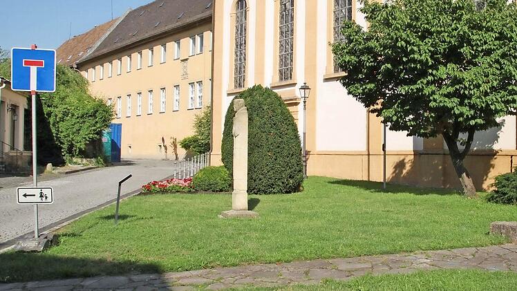 Durch diese Grünanlage wird ein Rollatorweg gebaut.