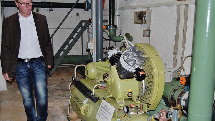 Betriebsleiter Roland Bühner in der Technik des Hallenbades Foto: Sigismund von Dobschütz