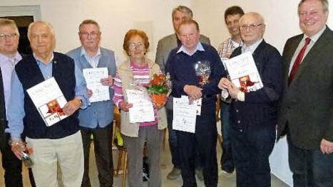 Für jahrzehntelange Mitgliedschaft und zehn Jahre Mitarbeit im Ausschuss wurden geehrt (von links) Vorsitzender Peter Wilm, Eduard Kieslich, Hans Wahlich, Anni Laaber, stellvertretender Vorsitzender Heinz Braunersreuther (hinten), Fritz Neubauer, Jürgen Laaber, Heinz Dupke und Bürgermeister Volker Schmiechen.  Foto: Werner Oetter