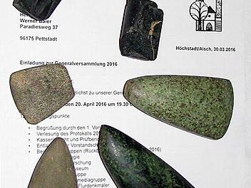 Derm Heimat- und Verschönerungsverein präsentierten die Archäologen zwei schwarze Bruchstücke vulkanischer Herkunft mit Spuren der Bearbeitung durch den Neandertaler. Hinzu kamen zwei große Jadebeile aus Norditalien, die vor rund 5000 Jahren als Prestigeobjekte in Europa gehandelt wurden. Von der steinzeitlichen Besiedlung unseres Raumes künden die Äxte und Klingen der Michelsberger Kultur.  Foto: Werner Baier