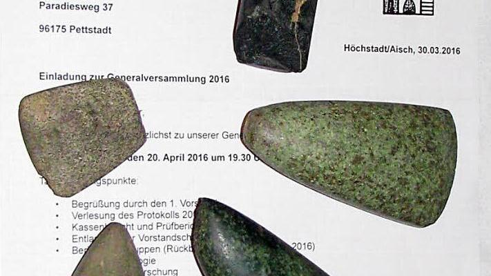 Derm Heimat- und Verschönerungsverein präsentierten die Archäologen zwei schwarze Bruchstücke vulkanischer Herkunft mit Spuren der Bearbeitung durch den Neandertaler. Hinzu kamen zwei große Jadebeile aus Norditalien, die vor rund 5000 Jahren als Prestigeobjekte in Europa gehandelt wurden. Von der steinzeitlichen Besiedlung unseres Raumes künden die Äxte und Klingen der Michelsberger Kultur.  Foto: Werner Baier