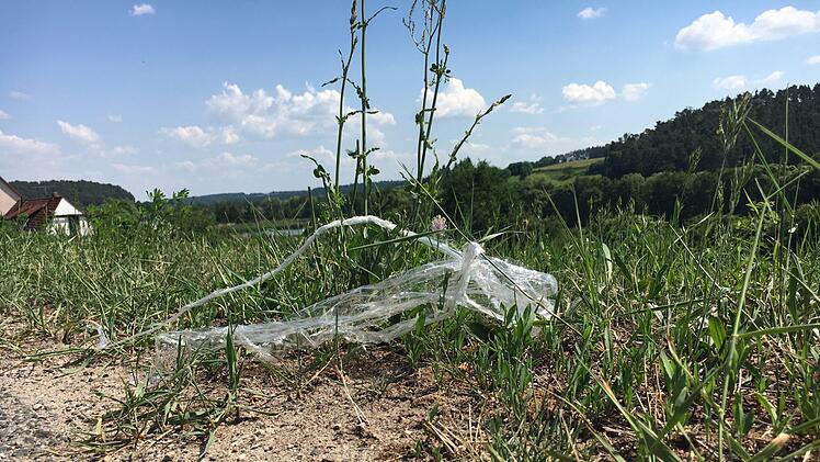 Verloren oder  weggeworfen? Egal, am Straßenrand, nahe einer landwirtschaftlich genutzten Fläche, hat dieser Plastikfetzen jedenfalls nichts verloren. Foto: Anette Schreiber
