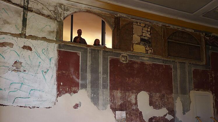 Die ersten Gäste haben die Bilder und Skulpturen von Gerd Kanz in der ehemaligen Synagoge am Sonntag gesehen. Wer das noch tun möchte, hat an den Sonntagen 16., 23. und 30. September jeweils von 13 bis 17 Uhr, am Samstag, den 22. September von 15 bis 18 Uhr, sowie auf Vereinbarung dazu Gelegenheit.