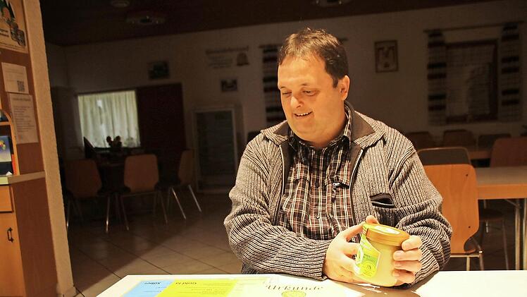 Dieter Schölzke mit seinen Urkunden und dem Honig, der Gold 1a erhalten hat.