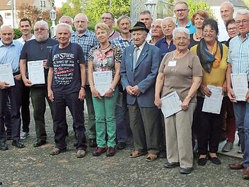 Die f&uuml;r ihre Treue geehrten Mitglieder mit Pr&auml;sident Werner So&szlig;na (links) sowie B&uuml;rgermeister Gerald Brehm (5. v. r.) Foto: Britta Schnake