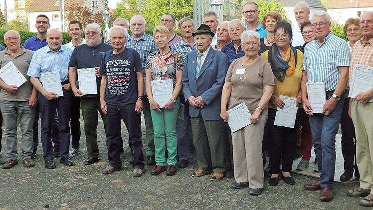 Die f&uuml;r ihre Treue geehrten Mitglieder mit Pr&auml;sident Werner So&szlig;na (links) sowie B&uuml;rgermeister Gerald Brehm (5. v. r.) Foto: Britta Schnake